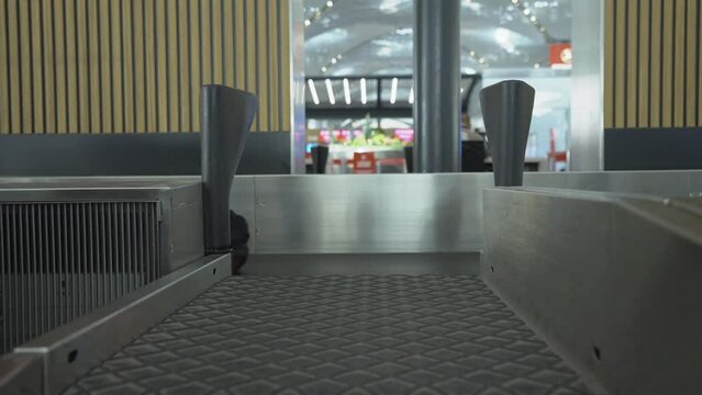4K footage of luggage moving on baggage carousel stock video. Baggage on conveyor belt behind check-in desk stock video. 
