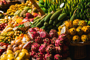Tropische Früchte auf einem Marktstand in Funchal, Madeira