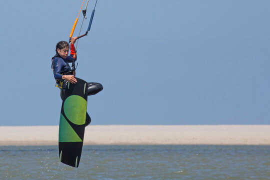 Kite-Surferin im Sprung