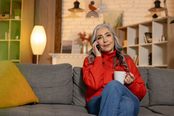 Obraz premium Beautiful senior woman ta;lking on the phone