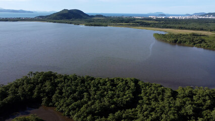 Rio na mata atlântica