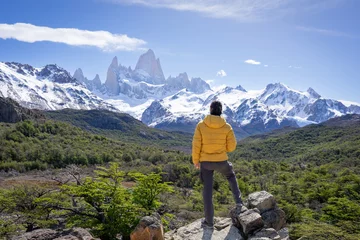 Papier Peint photo autocollant Fitz Roy man looking at the fitz roy in argentine patagonia