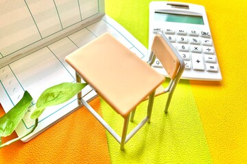 机と通帳　教育資金・お金の勉強をする