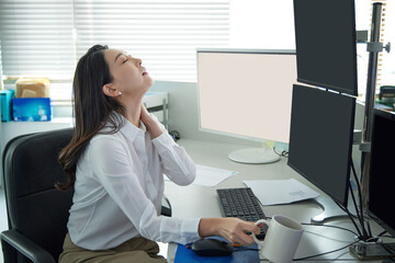 업무중에 어깨를 스트레칭 하는 직원  © stciel