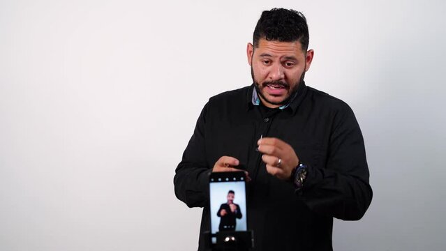 Teletrabajo un hombre dando clases  online sobre tipo de agujas para confecci&oacute;n - Aprende sobre los Diferentes Tipos de Agujas con un Experto - Clases Virtuales de Costura - Tutorial - Clases Virtuale