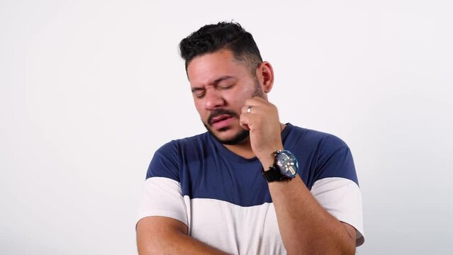 Hombre en fondo blanco con sentimiento de: Culpa, Remordimiento, pesar, arrepentimiento, autoreproche, autoacusaci&oacute;n, autodestrucci&oacute;n, desaz&oacute;n, verg&uuml;enza, culpabilidad, penitencia, remordimiento