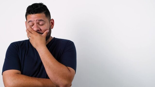 Hombre en fondo blanco con una expresi&oacute;n de verg&uuml;enza, desaz&oacute;n, desconsuelo, pesadumbre, decepci&oacute;n, desilusi&oacute;n 