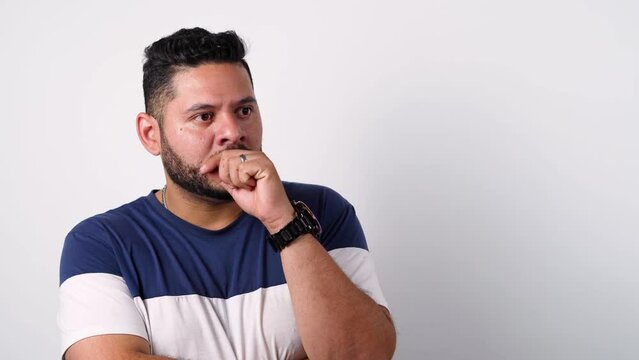 Hombre en fondo blanco con la expresi&oacute;n en el rostro de decepci&oacute;n, Desilusi&oacute;n, desenga&ntilde;o, desencanto, descontento, frustraci&oacute;n, amargura, pesar, tristeza, des&aacute;nimo, desilusi&oacute;n, desenga&ntilde;o, desencanto