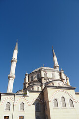 Fototapeta na wymiar a beautiful mosque in istanbul against blue sky 