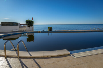 Obraz premium Piscine au bord de mer