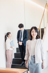 Obraz premium 笑顔でオフィスを歩く女性経営者
