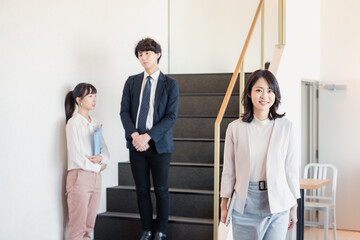 笑顔でオフィスを歩く女性経営者