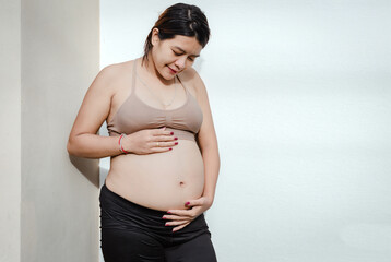 pregnant woman 6 months pregnant.