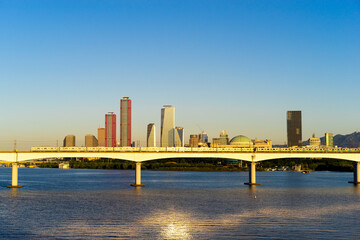Fototapeta premium Seoul Han River and downtown Yeouido