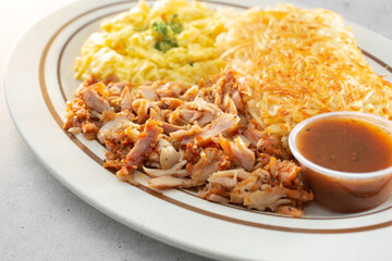 A view of a chicken shawarma breakfast.