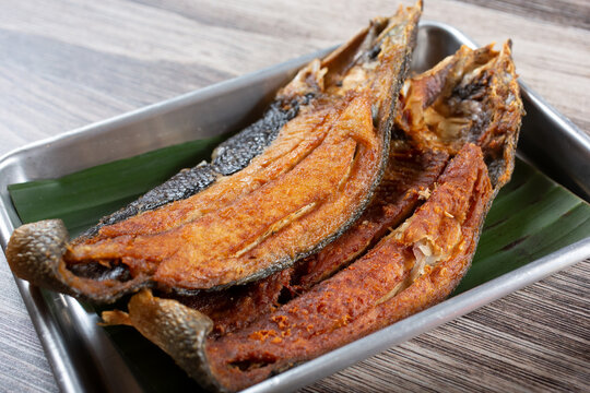 A view of a tray of deep fried bangus fish.