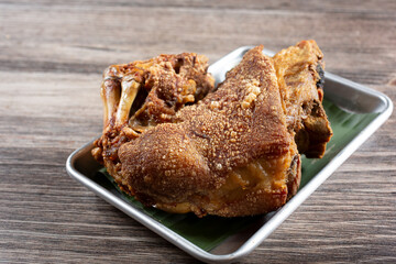 A view of a tray of crispy pata.