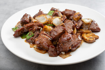 A view of a plate of black pepper beefsteak.