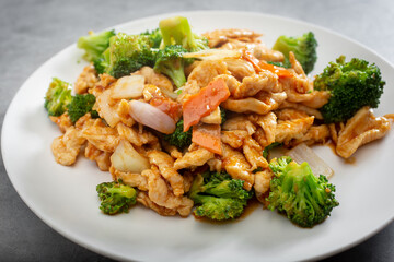 A view of a plate of garlic chicken.
