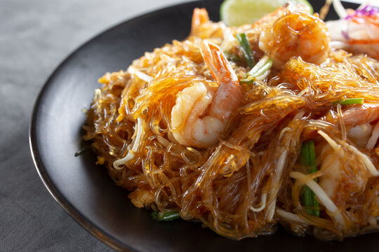 A closeup view of a plate of pad Thai woon sen.