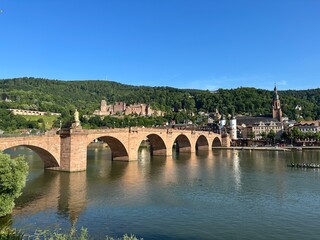 Fototapeta na wymiar Alte Brücke mit Schloss