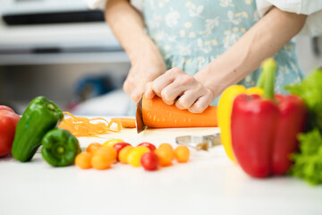 野菜を切る若い女性　料理イメージ