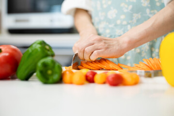 野菜を切る若い女性　料理イメージ