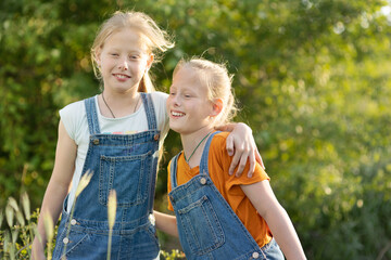 Fototapeta premium twin sisters in nature