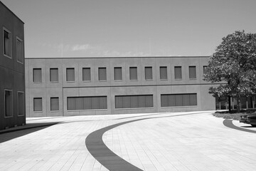 Modernes Gebäude einer Fabrik im Sommer bei Sonnenschein am Leitz-Park in Wetzlar an der Lahn im Lahn-Dill-Kreis in Hessen in neorealistischem Schwarzweiß