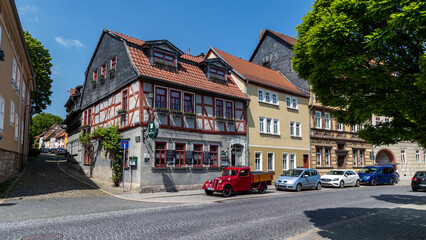Historisches Wirtshaus mit Oldtimer