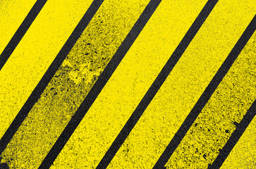 Bandes jaunes sur asphalte  - obrazy, fototapety, plakaty