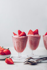 dessert mousse de fruits à la fraise et morceaux de fraises fraîches