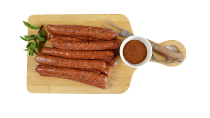 plusieurs merguez cru, en gros plan, isolées sur un fond blanc