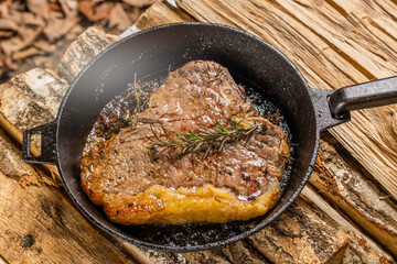 アウトドアでステーキ　Beef steak grilled outdoors at camp 