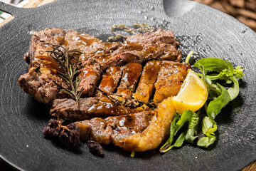 アウトドアでステーキ　Beef steak grilled outdoors at camp 