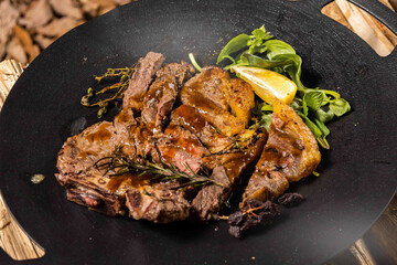 アウトドアでステーキ　Beef steak grilled outdoors at camp 