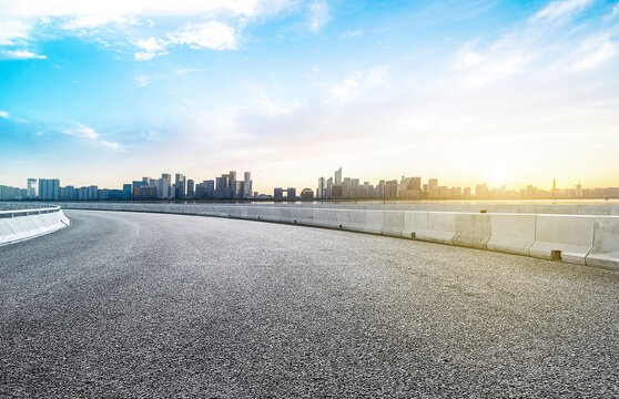The expressway and the modern city skyline