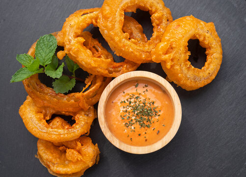 Deep fried onions ring with dip - vegan food style