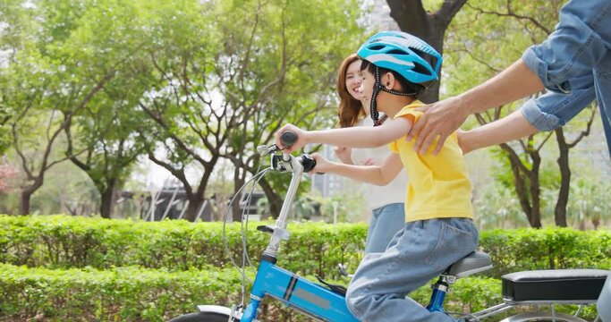 parents educate child bike practice