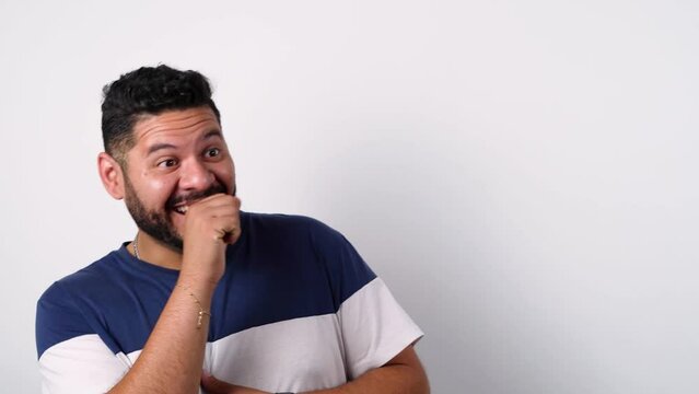 La expresi&oacute;n de sorpresa - Un hombre soprendido en fondo blanco - El impacto de la sorpresa - sorpresa en su rostro - La reacci&oacute;n de asombro