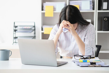 Concept Burnout Syndrome. Asian business Woman feels uncomfortable working. Which is caused by stress, accumulated from unsuccessful work And less resting body. Consult a specialist psychiatrist.