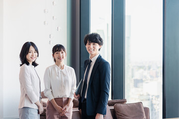 オフィスで仲良く話す若いビジネスパーソン