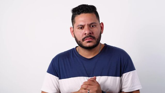 Hombre con Duda, temor, incertidumbre, desconfianza, vacilaci&oacute;n, indecisi&oacute;n, titubeo, ansiedad, preocupaci&oacute;n, nerviosismo, miedo, desasosiego, inestabilidad, vulnerabilidad, inquietud, 