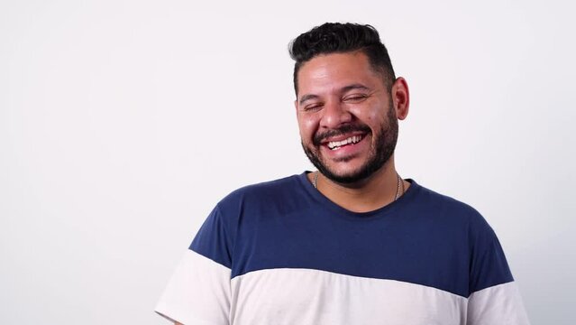 La alegr&iacute;a desbordante de un hombre: una sonrisa contagiosa - Hombre alegre, sonriente y felicidad - el hombre que ilumina con su sonrisa - Fondo blanco - La magia de una sonrisa