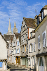 Fototapeta na wymiar Chartres, Altstadt, Altstadthäuser, historische Häuser, Gassen, Kathedrale, Notre-Dame, Fluss, Eure, Sommer, Frankreich