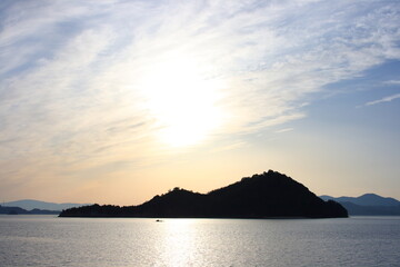 夕日と海と島