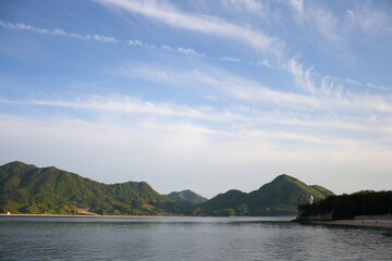 晴天の島と海と灯台