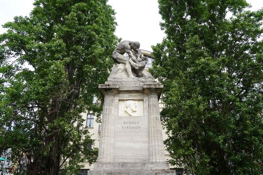 Denkmal f&uuml;r Rudolf Virchow in Berlin am 06.06.2023