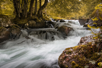 Jolie cascade en pose longue dans la montée de l'étang d'En Beys, Ariège, Pyrénées