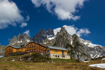 Fototapeta na wymiar Landscape with mountain hut in the Austrian Alps of the Dachstein region